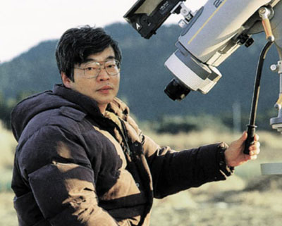 Yuji Hyakutake en compagnie de ses jumelles Fujinon 25x150 grâce auxquelles il découvrit deux comètes, dont la fameuse comète de 1996 connue sous son patronyme.