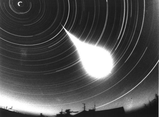 Un énorme bolide illumine le ciel de la république Tchèque. En plus de 40 années d\'observation du ciel, les stations photographiques automatiques (c\'est l\'une d\'elles qui a pris cette photo) du European Network n\'ont observé que 10 météores rivalisant d\'éclat avec celui-ci ! Le météore qui a traversé le ciel de la Bavière le 6 avril 2002 affichait une magnitude de -18 !