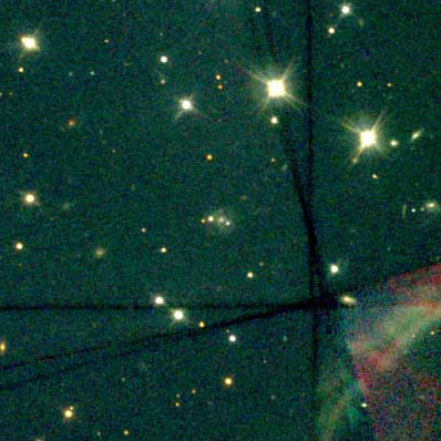 Le phénomène observé par Hubble. Le sursaut gamma GRB 011121 est le plus à droite du chapelet de 4 points lumineux au centre de l’image.