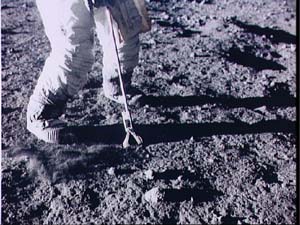 Régolithe lunaire en cours de prélèvement lors de la mission Apollo 12. 