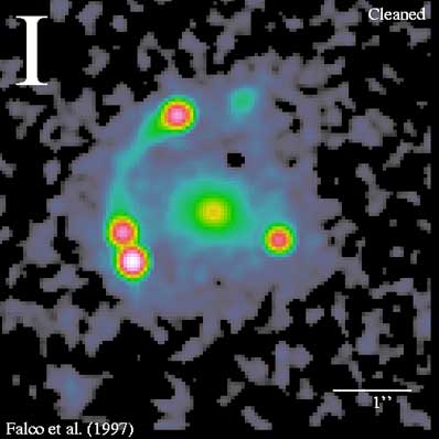 Un exemple parfait de lentille gravitationnelle. Autour de cette galaxie, quatre images pour un même objet : un quasar lointain dont la lumière est dispersée par la masse de la galaxie au premier plan.