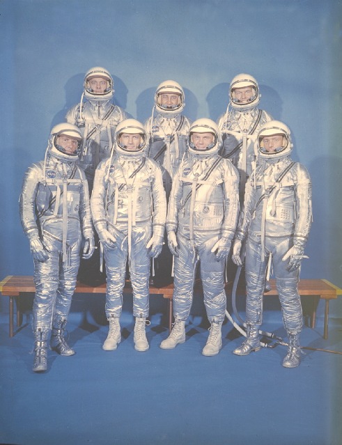 Les 7 premiers voyageurs spatiaux Américains dans leur habit de lumière du programme Mercury, en 1962. De gauche à droite et de bas en haut, Shepard, Grissom, Cooper, Schirra, Clayton, Glenn, Carpenter. Qui marchera dans les traces de ces pionniers au 22eme siècle? Des robots?