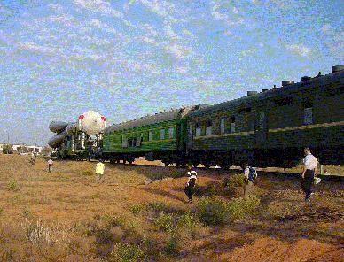 L\'arrivée en train d\'une des deux fusées SOYOUZ
qui ont lancé les sondes Cluster. Cosmodrôme
de Baïkonour dans le Kazakstan.