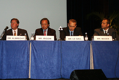 De gauche à droite : Mark Albrecht (International Launch Services), Jorge Alberto Irigoin (Nahuelsat), Jean-Yves Le Gall (Arianespace) et Jim Maser (Sea Launch).