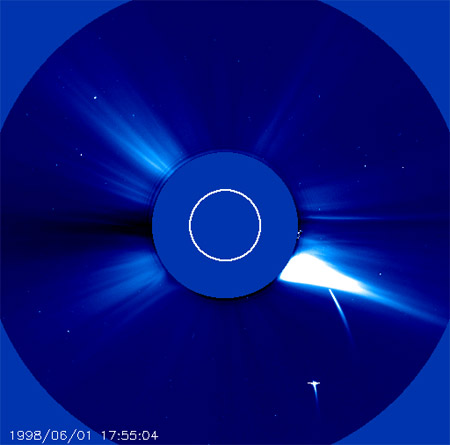 Les comètes SOHO sont ces astres chevelus qui frôlent le Soleil. Sur cette photo prise par l’un des coronographes de l’observatoire SOHO, deux comètes (SOHO 54 et 55) foncent vers le Soleil. C’est là qu’elles finiront leur longue course à travers le système solaire.