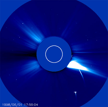 Les comètes SOHO sont ces astres chevelus qui frôlent le Soleil. Sur cette photo prise par l’un des coronographes de l’observatoire SOHO, deux comètes (SOHO 54 et 55) foncent vers le Soleil. C’est là qu’elles finiront leur longue course à travers le système solaire. Les comètes SOHO sont ces astres chevelus qui frôlent le Soleil. Sur cette photo prise par l’un des coronographes de l’observatoire SOHO, deux comètes (SOHO 54 et 55) foncent vers le Soleil. C’est là qu’elles finiront leur longue course à travers le système solaire.