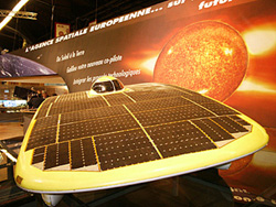 Nuna, la voiture solaire championne du monde sur le stand de l’ESA au Mondial de l’automobile. Nuna, la voiture solaire championne du monde sur le stand de l’ESA au Mondial de l’automobile.