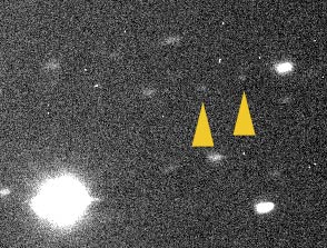 Sur ces deux images prise à 30 minutes d’intervalle le 31octobre 2002 par le télescope de 2,2 m de diamètre du auna Kea, on constate le déplacement du nouveau satellite de Jupiter S/2002 J1 qui se présente sous l’aspect d’une pâle tache de magnitude 22,8. Les étoiles sont légèrement allongées, car le télescope suivait le déplacement de la petite lune de 3 km de diamètre. Jupiter est en dehors du champ de l’image, en direction de l’ouest.