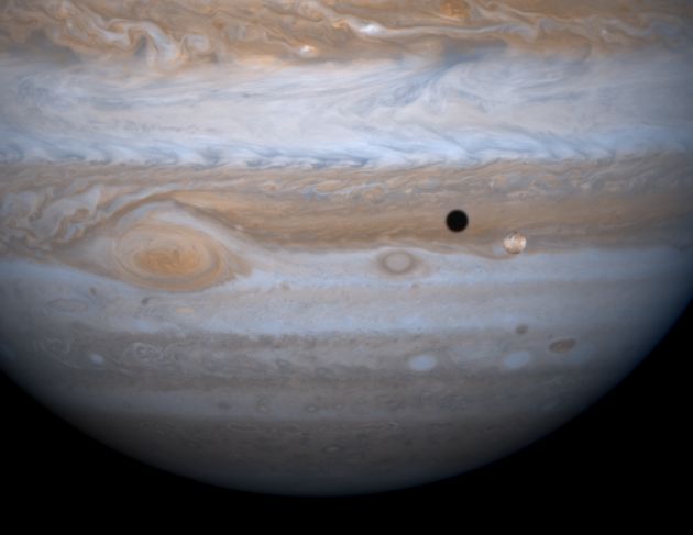 Io et son ombre projetée sur Jupiter