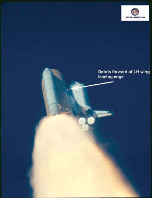 image extraite des enregistrements vidéo du lancement montrant le débris avant l\'impact juste au-dessus du bord d\'attaque de l\'aile gauche