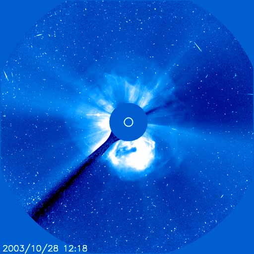 Image prise par l\'observatoire Soho de l\'éruption solaire du 28 octobre 2003. Les petits points qui constellent l\'image sont dus aux protons solaires qui viennent frapper les capteurs CCD du satellite