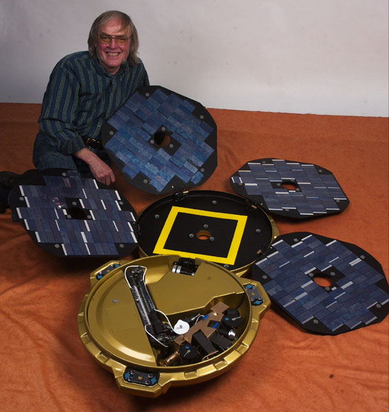 Le Professeur Colin Pillinger et une maquette échelle 1 de Beagle 2.