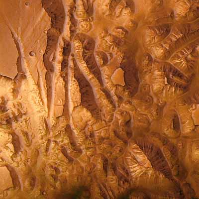 Mars vue par Mars Express dans la région de Valles Marineris. Cliquez sur le lien du crédit pour avoir accès à une image à très haute résolution