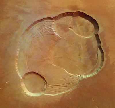 Cette image de la Caldeira d\'Olympus Mons a été prise à une altitude de 273 km le 21 janvier dernier. Elle représente une longueur au sol d’environ 102 km, et sa résolution est de 12 mètres par pixel. Cliquez sur le lien du crédit pour avoir accès à une image en haute définition