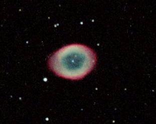 La nébuleuse planétaire M57 photographiée par des astronomes amateurs du Nord de la France à travers un télescope de 22,5cm (posé 1h40 quand même !).