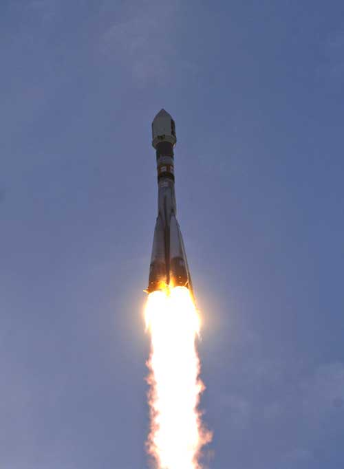 Le lanceur Starsem Soyuz-Fregat s\'élève majestueusement dans le ciel de Baîkonour, portant à son sommet la sonde Vénus Express