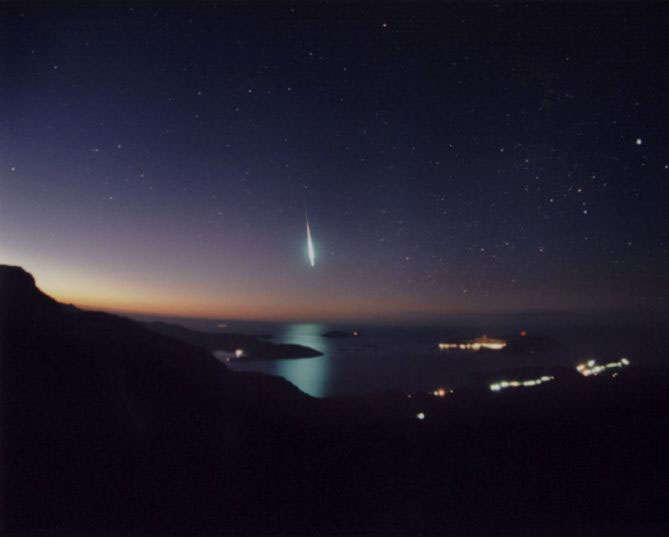 Splendide bolide des Léonides surpris en 2001 au dessus de la Méditerranée depuis la côte turque