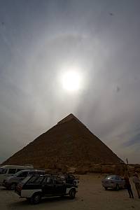 Halo solaire surpris au-dessus d\'une pyramide par Olivier Staiger.