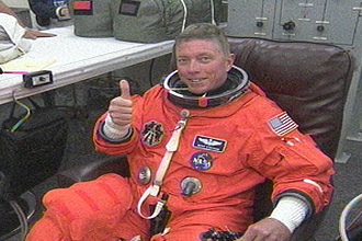 L\'astronaute Michael Fossum dans la salle d\'habillement
