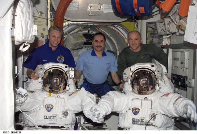 Les 3 membres de l\'expédition 13, de gauche à droite Thomas reiter, Pavel V. Vinogradov et Jeffrey N. Williams