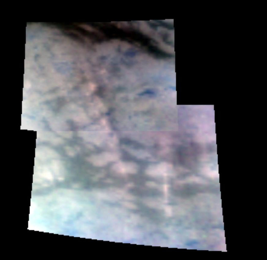 Au centre de l\'image, l\'arête principale de la chaîne montagneuse de 150 km de long mise en évidence au sud de l\'équateur de Titan