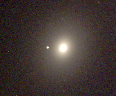Le trou noir a été observé dans un amas globulaire de la galaxie elliptique M49 (aussi appelée NGC 4472), située à 50 millions d\'années lumière, dans l\'amas Virgo.