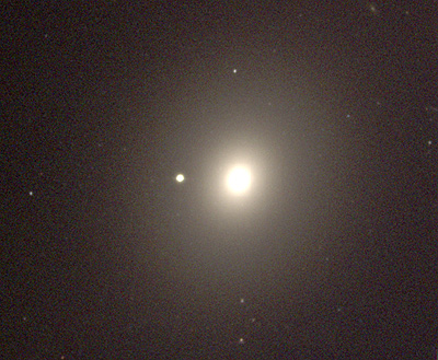 Le trou noir a été observé dans un amas globulaire de la galaxie elliptique M49 (aussi appelée NGC 4472), située à 50 millions d\'années lumière, dans l\'amas Virgo.