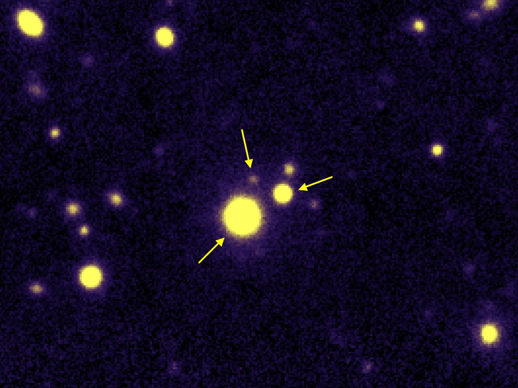 Image du quasar triple QQQ 1429-008, les trois quasars sont indiqués par les flèches.
