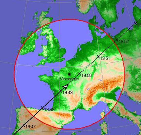 Trace au sol du passage d\'USA 193 au-dessus de la France le mardi 19 février 2008. Le cercle rouge délimite la zone dans laquelle le satellite est visible à plus de 10° au-dessus de l\'horizon depuis la région parisienne. Le satellite devrait se lever au sud-ouest vers 19h47. Soyez prêt quelques minutes auparavant.