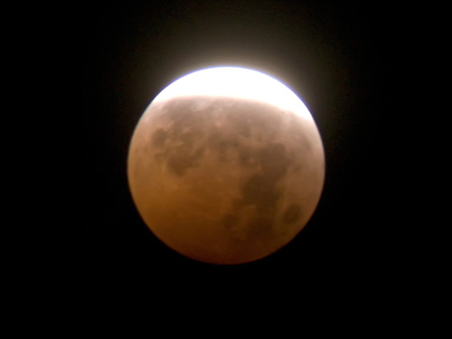 Image de la phase partielle d\'une éclipse de Lune de 2004 très semblable à ce qui sera visible dans le ciel à 23 h 10 ce 16 août 2008