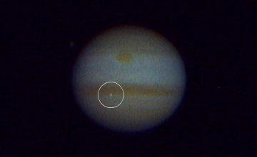 Une image extraite de la vidéo de l\'impact sur Jupiter du 20 août 2010 réalisée par  Masayuki Tachikawa