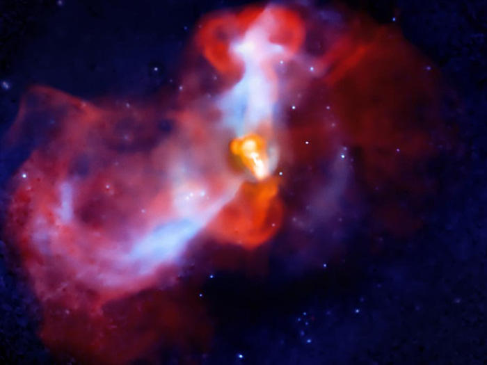 La galaxie elliptique M 87 vue en rayons X et radio