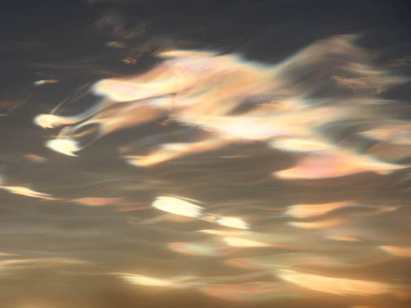 Les nuages nacrés visibles dans les régions polaires sont directement liés à la disparition saisonnière de la couche d\'ozone