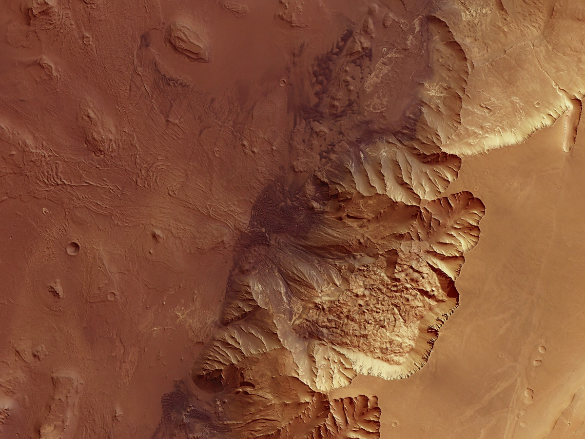 Gigantesque escarpement dans Melas Chasma