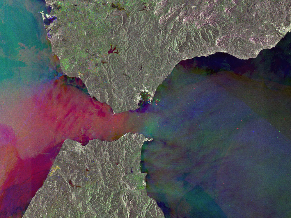 Le détroit de Gibraltar vu au radar par satellite. L\'image est en fausses couleurs qui traduisent différents états de surface de la mer, les données constituant cette image ayant été acquises sur 3 jours différents.