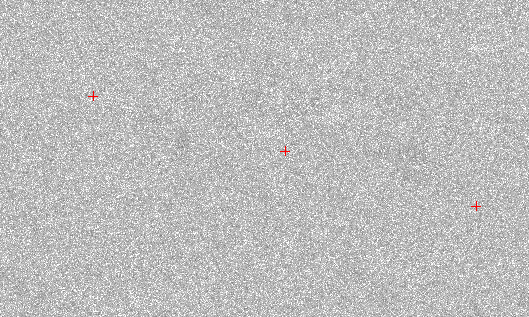 La région du ciel dans laquelle 2006 QV89 aurait dû se trouver entre le 4 et le 5 juillet s\'il avait été en trajectoire de collision avec la Terre en septembre. Les croix rouges délimitent le segment exact où il aurait été visible. Or il n\'y a pas plus d\'astéroïde sur cette image que de beurre en broche. Donc encore aucune excuse cette année pour louper la rentrée... ;-)