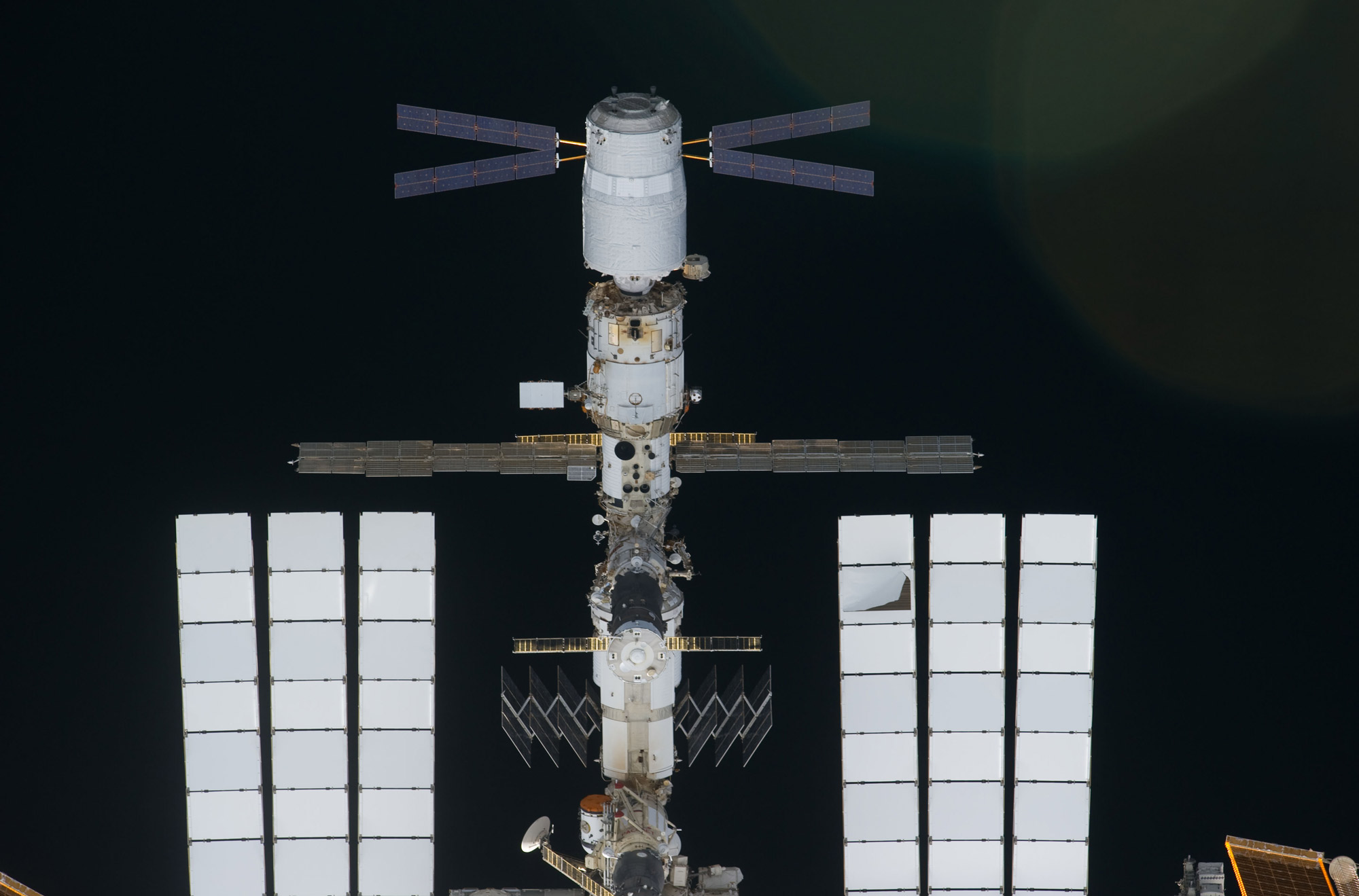 L\'ATV et la Station spatiale internationale vus depuis la navette Discovery peu avant l\'amarrage de cette dernière