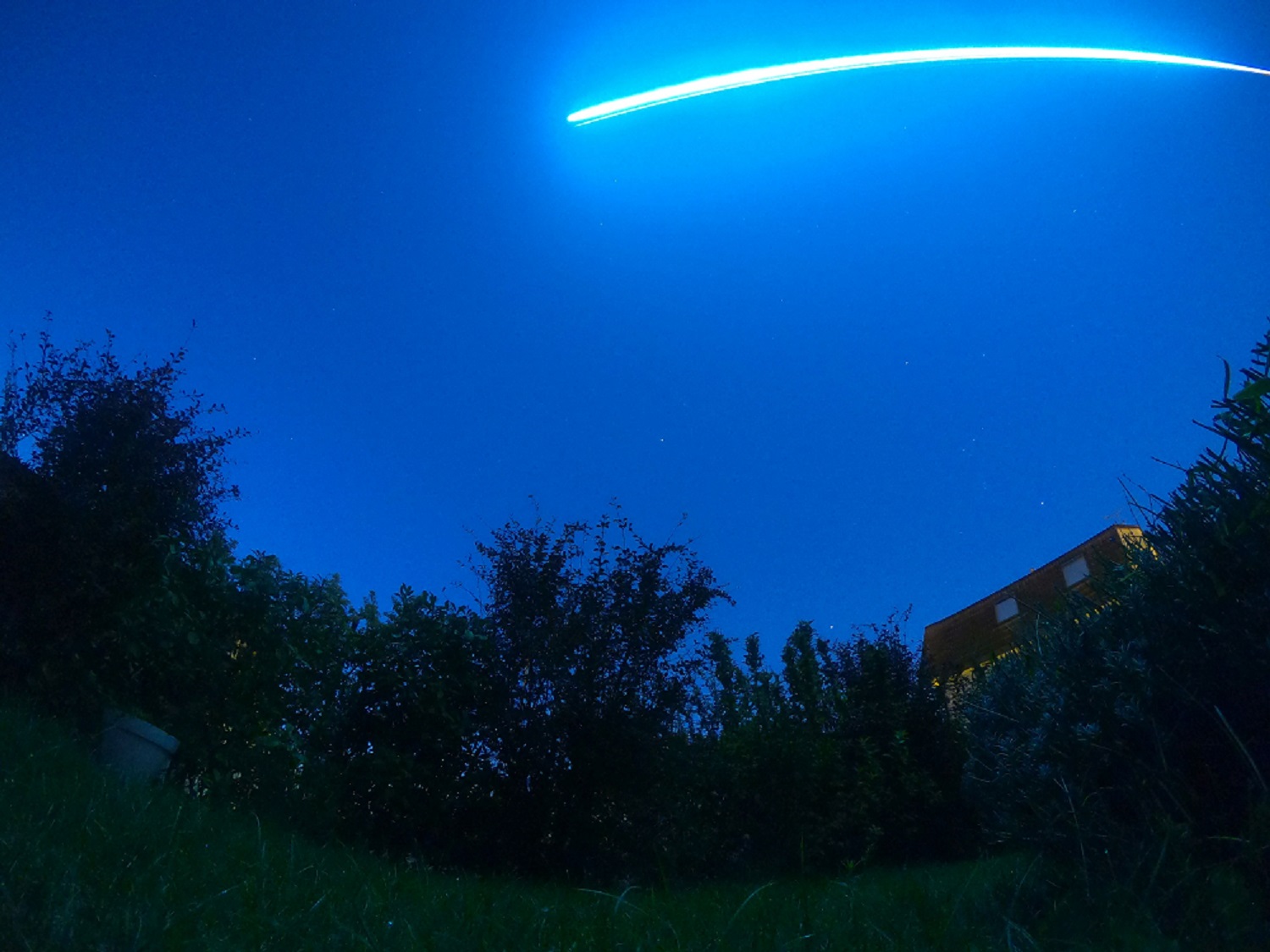 Le bolide du 13 octobre à 6h50 vu depuis la Moselle par la Gopro 7 fr Patrick Nesler. La trajectoire incurvée du bolide est due à la focale ultra courte de la caméra (3mm)