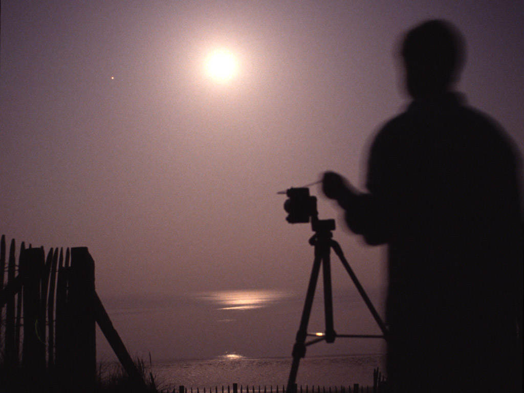 C\'est peut-être en août 2003 que l\'espoir de voir Mars aussi grosse que la Lune fut le plus près de se réaliser. Mais comme en témoigne cette image, où Mars est visible sur la gauche de la Lune, on en était encore assez loin...