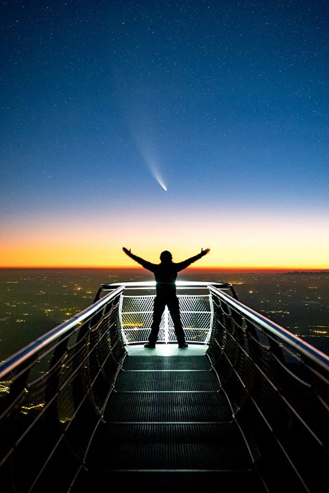 La comète NEOWISE vue depuis la passerelle de l\'Observatoire du Pic du Midi