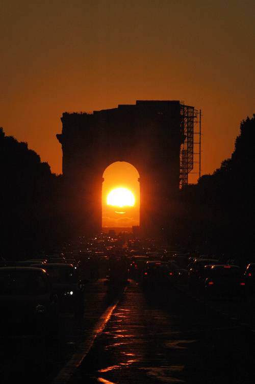 Coucher de Soleil dans l\'axe de l\'Arc de Triomphe, 10 mai 2005, Nikon D70s, 180 mm/22, 1/500 s, ISO 200