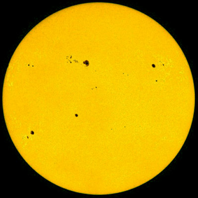 Disque solaire, ou photosphère, photographié par l’observatoire solaire SOHO. On y remarque des taches solaires et la granulation.