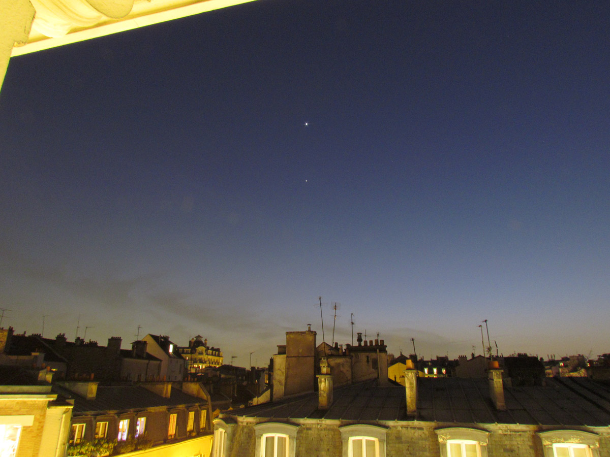 Vénus (en haut) et Jupiter dans le ciel de Vincennes le 21 mars 2012 un peu avant 20h