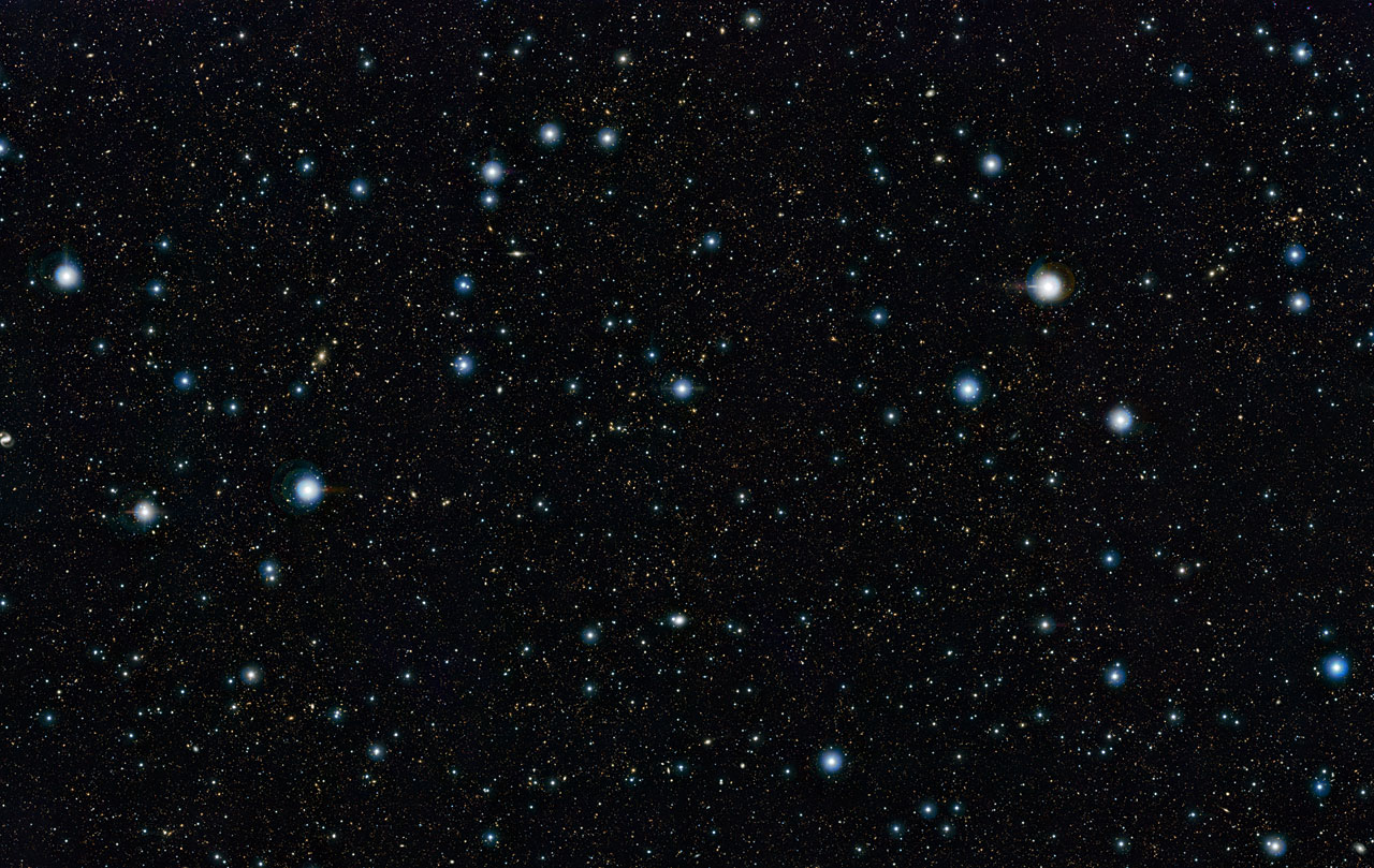 Cette image montre une partie de l\'image profonde du ciel la plus grande jamais réalisée dans l\'infrarouge, avec un temps de pose effectif total de 55 heures. Elle a été créée en combinant plus de 6000 images du télescope VISTA dédié aux sondages de l\'Univers à l\'Observatoire de Paranal de l\'ESO au Chili. Cette image montre une région du ciel connue sous l\'appellation de « champ COSMOS » dans la constellation du Sextant. Plus de 200 000 galaxies ont été identifiées sur cette image.
