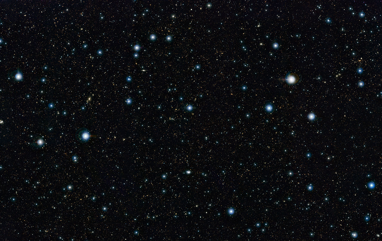 Cette image montre une partie de l\'image profonde du ciel la plus grande jamais réalisée dans l\'infrarouge, avec un temps de pose effectif total de 55 heures. Elle a été créée en combinant plus de 6000 images du télescope VISTA dédié aux sondages de l\'Univers à l\'Observatoire de Paranal de l\'ESO au Chili. Cette image montre une région du ciel connue sous l\'appellation de « champ COSMOS » dans la constellation du Sextant. Plus de 200 000 galaxies ont été identifiées sur cette image.