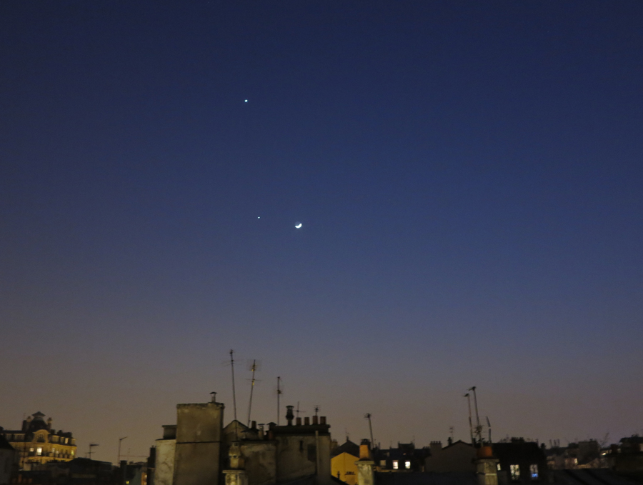Vénus, Jupiter et la Lune le 25 mars 2012 à 21h vues depuis Vincennes