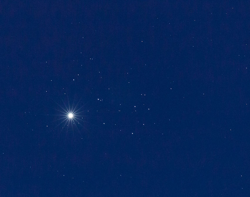 Le soir du 3 avril 2012, Vénus transitait dans l\'amas d\'étoiles des Pléiades.