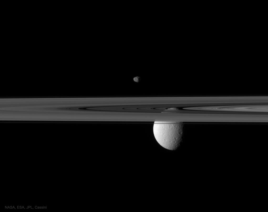 Rhéa par-delà les anneaux de Saturne