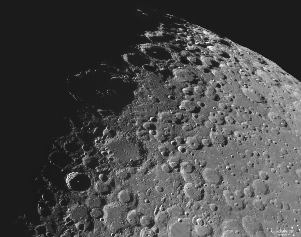 Ce paysage lunaire a été capturé le 7 juillet alors que la lune était dans sa phase de premier quartier. Le Soleil brille sous un angle faible depuis la droite