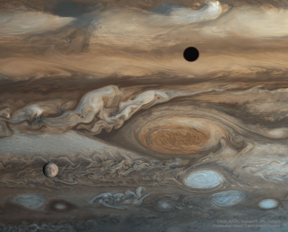 Quelles sont ces taches sur Jupiter ? La plus grande et la plus éloignée, juste à droite du centre, est la Grande Tache Rouge.